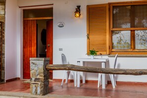 Outdoor dining - Apartment 'Villa Rodolfo' with Private Terrace, Private Garden and Air Conditioning (Castiglione della Pescaia)