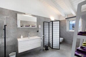 Shower, hair dryer, towels - Apartment 'Residence Soleluna - Loft Sirio' with Mountain View and Private Terrace (Roisan)