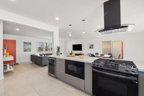 House | Private kitchen | Full-size fridge, microwave, oven, stovetop - Casa del Sol  (Palm Springs)