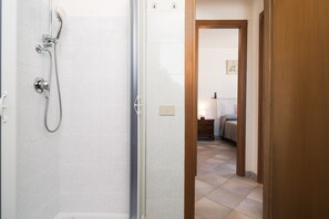 Douche, sĂšche-cheveux, serviettes fournies
