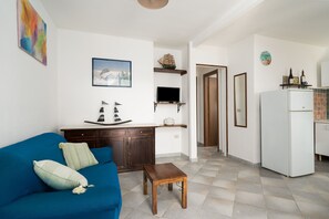 TV - Holiday Home 'Villa Maria' with Private Terrace and Private Garden (Orosei)