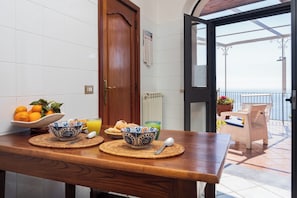 Exklusivt hus | Eget kök | Stort kylskåp, mikrovågsugn, espressobryggare och vattenkokare