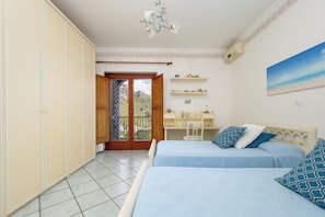 2 habitaciones, escritorio, tabla de planchar con plancha y wifi gratis 