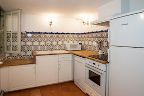 Frigorífico, microondas, placa de cocina y lavavajillas