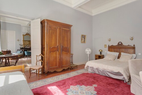 Apartment 'La Suite Barbes' with Shared Garden, Balcony and Wi-Fi