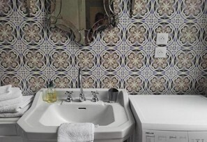 Shower, hair dryer, towels - Apartment 'La Suite Barbes' with Shared Garden, Balcony and Wi-Fi (Carcassonne)