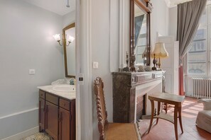 Bathroom - Apartment 'La Suite Barbes' with Shared Garden, Balcony and Wi-Fi (Carcassonne)