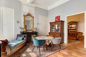 Dining - Apartment 'La Suite Barbes' with Shared Garden, Balcony and Wi-Fi (Carcassonne)