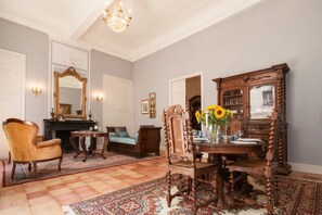 Dining - Apartment 'La Suite Barbes' with Shared Garden, Balcony and Wi-Fi (Carcassonne)