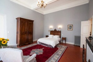 1 bedroom, free WiFi, bed sheets - Apartment 'La Suite Barbes' with Shared Garden, Balcony and Wi-Fi (Carcassonne)