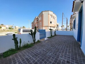 المنطقة المحيطة بالمنشأة