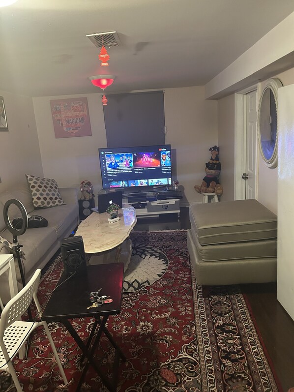 TV - Two bedroom basement for short rent and well furnished, clean with WiFi (Toronto)
