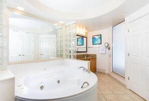 Een bubbelbad, handdoeken, zeep, shampoo
