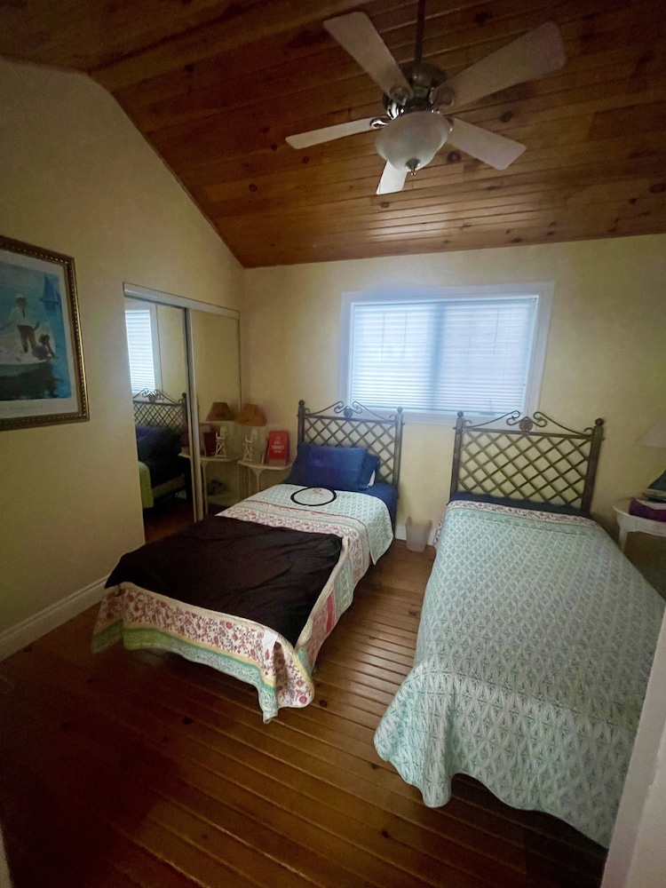 Ginger's Folly Beautiful Oceanfront Family Size Beach House, 3