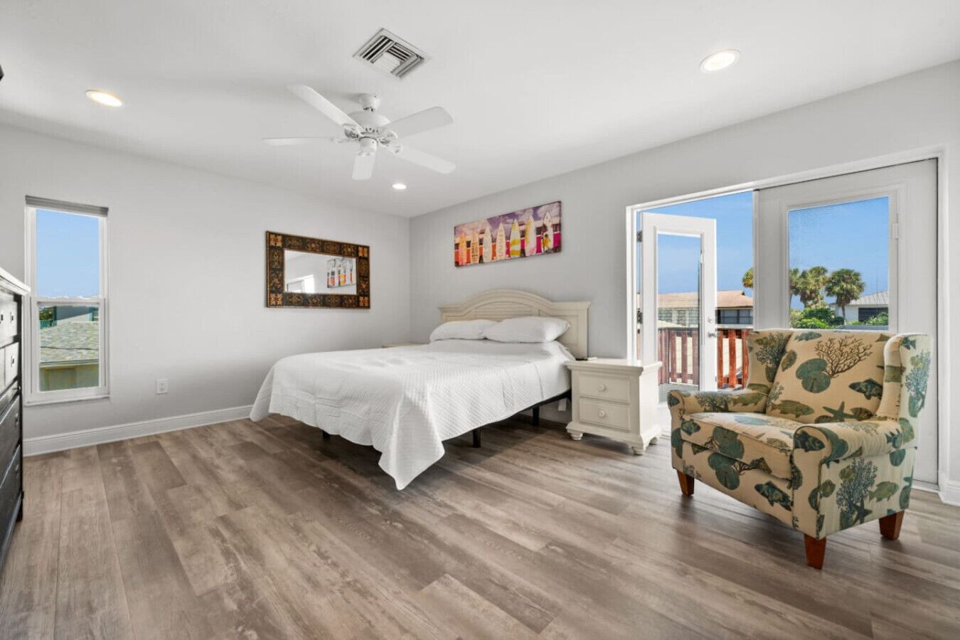 3 makuuhuonetta, työpöytä, silitysrauta/-lauta, vauvan matkasänky