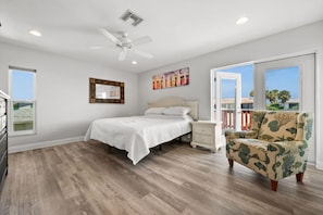 3 habitaciones, escritorio y tabla de planchar con plancha