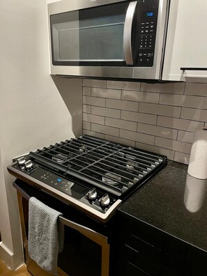 Fridge, microwave, oven, stovetop - Cozy 2 Bedroom on Wall Street (New York)