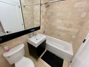 Hair dryer, towels, soap, shampoo - Cozy 2 Bedroom on Wall Street (New York)