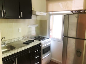 Dormitorio compartido básico | Cocina compartida | Frigorífico grande, utensilios de cocina y mesa de comedor