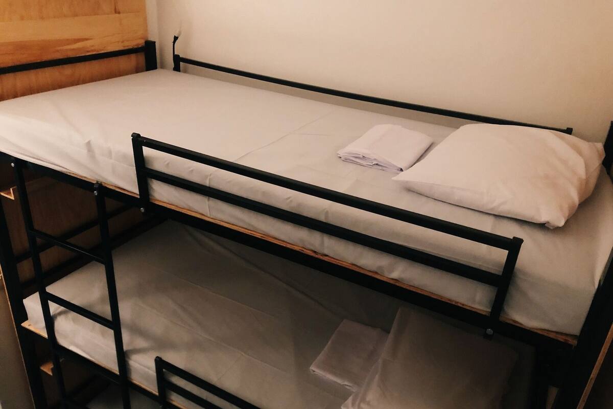 Dormitorio compartido básico | Wifi gratis y ropa de cama