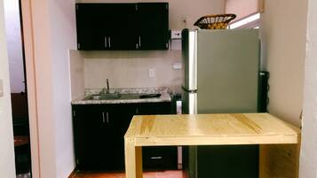 Dormitorio compartido básico | Cocina compartida | Refrigerador con congelador, utensilios de cocina y comedor