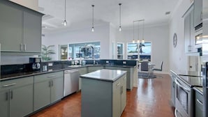 Wasserkocher mit Kaffee-/Teezubehör, Kühlschrank, Mikrowelle, Ofen