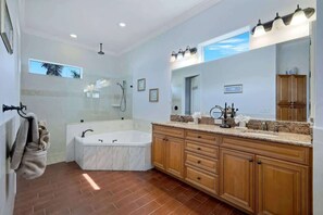 Shower, hair dryer - Villa Sunshine (Cape Coral)