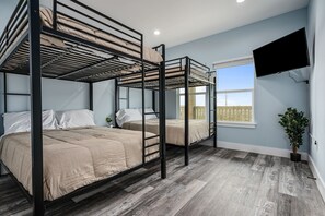 5 habitaciones, escritorio y tabla de planchar con plancha 