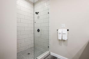 Dusche, Haartrockner, Handtücher, Toilettenpapier