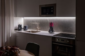 Réfrigérateur, micro-ondes, four, plaque de cuisson