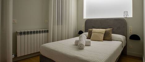 2 bedrooms, iron/ironing board, travel crib, free WiFi