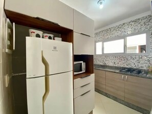 Frigorifero, microonde, piano cottura, pentole/stoviglie/utensili