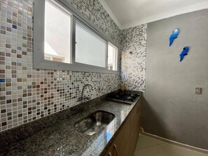 Fridge, microwave, stovetop, cookware/dishes/utensils - Apê Praia Grande Ubatuba (Praia Grande Ubatuba)