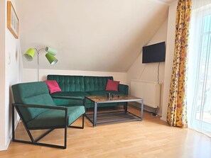 TV, stereo - Ferienwohnung F18 - 2-zi. Fewo im Dachgeschoss für 3 Personen mit Wlan (Graal-Müritz)