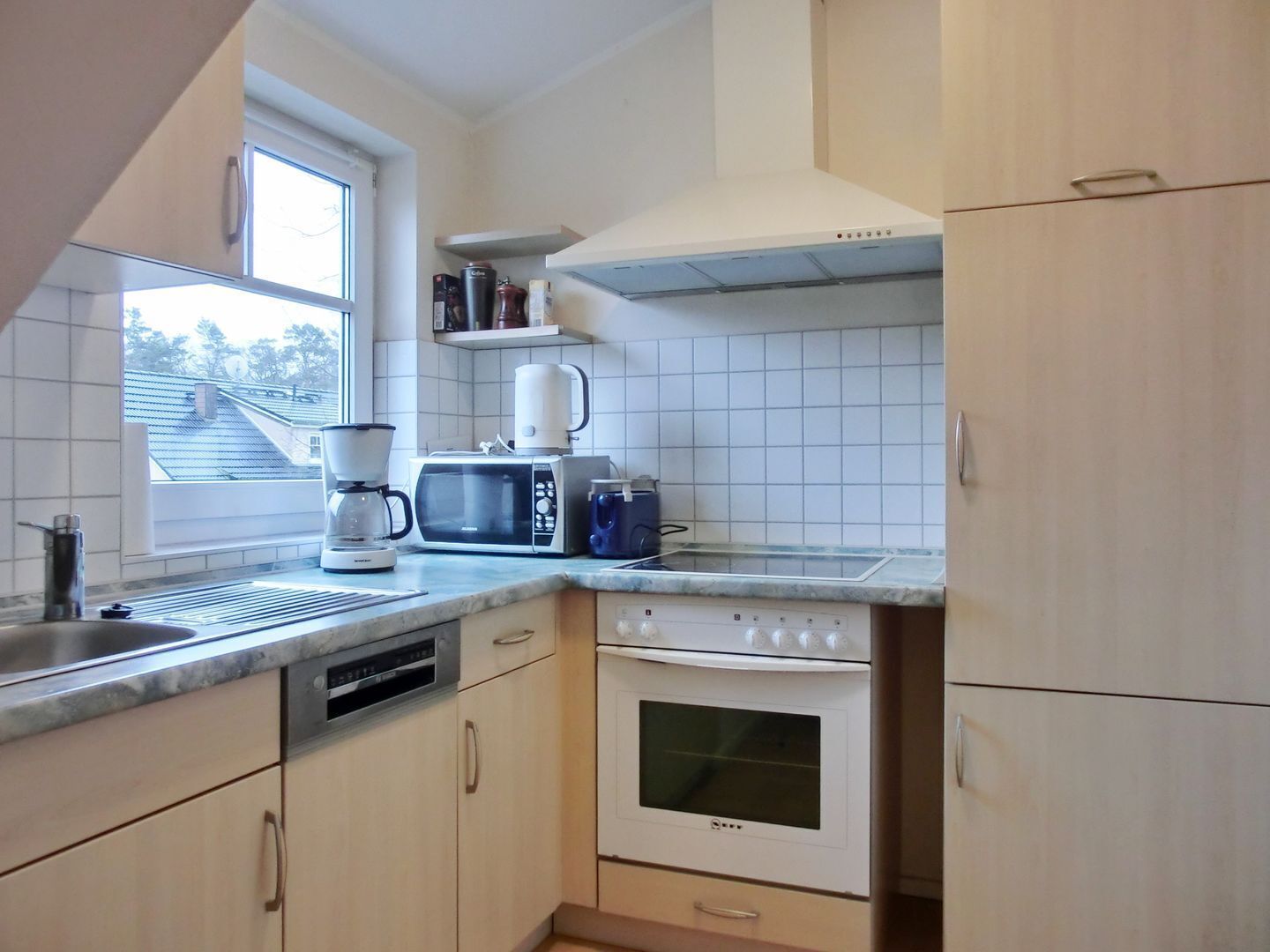 Wasserkocher mit Kaffee-/Teezubehör, Kühlschrank, Mikrowelle, Ofen