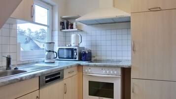 Wasserkocher mit Kaffee-/Teezubehör, Kühlschrank, Mikrowelle, Ofen