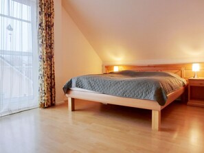 1 bedroom, WiFi - Ferienwohnung F18 - 2-zi. Fewo im Dachgeschoss für 3 Personen mit Wlan (Graal-Müritz)