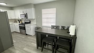 Frigorífico, microondas, horno y placa de cocina