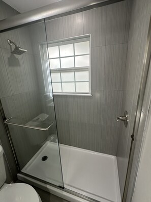 Hair dryer, towels, soap, shampoo - Brand new- just remodeled! Adjustable base beds! Close to Ft. Sill!High end Home (Lawton)