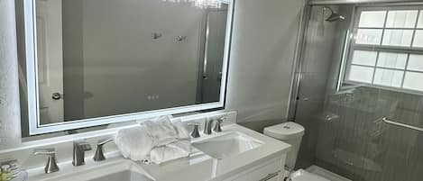Séchoir à cheveux, serviettes fournies, savon, shampooing