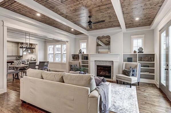 Smart TV, fireplace - Cozy sprawling home nestled just outside downtown Nashville, Hillsboro West end (Nashville)