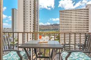 Outdoor dining - Diamond Head View Condo, Steps to Beach + Parking! (Honolulu)