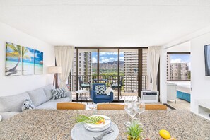 Smart TV - Diamond Head View Condo, Steps to Beach + Parking! (Honolulu)