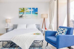 1 bedroom, iron/ironing board, free WiFi, bed sheets - Waikiki Banyan 15FL - views, pool & hot tub access (Honolulu)