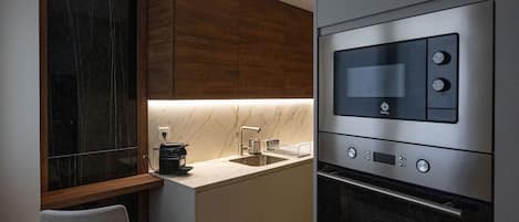 Refrigerador, microondas, horno y parrilla de estufa