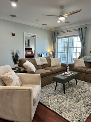 Smart TV, fireplace - Windswept Dr  Condo in a quiet, golf course community close to Rehoboth Beach (Millsboro)