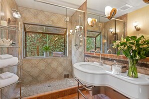 Een douche, een haardroger, handdoeken