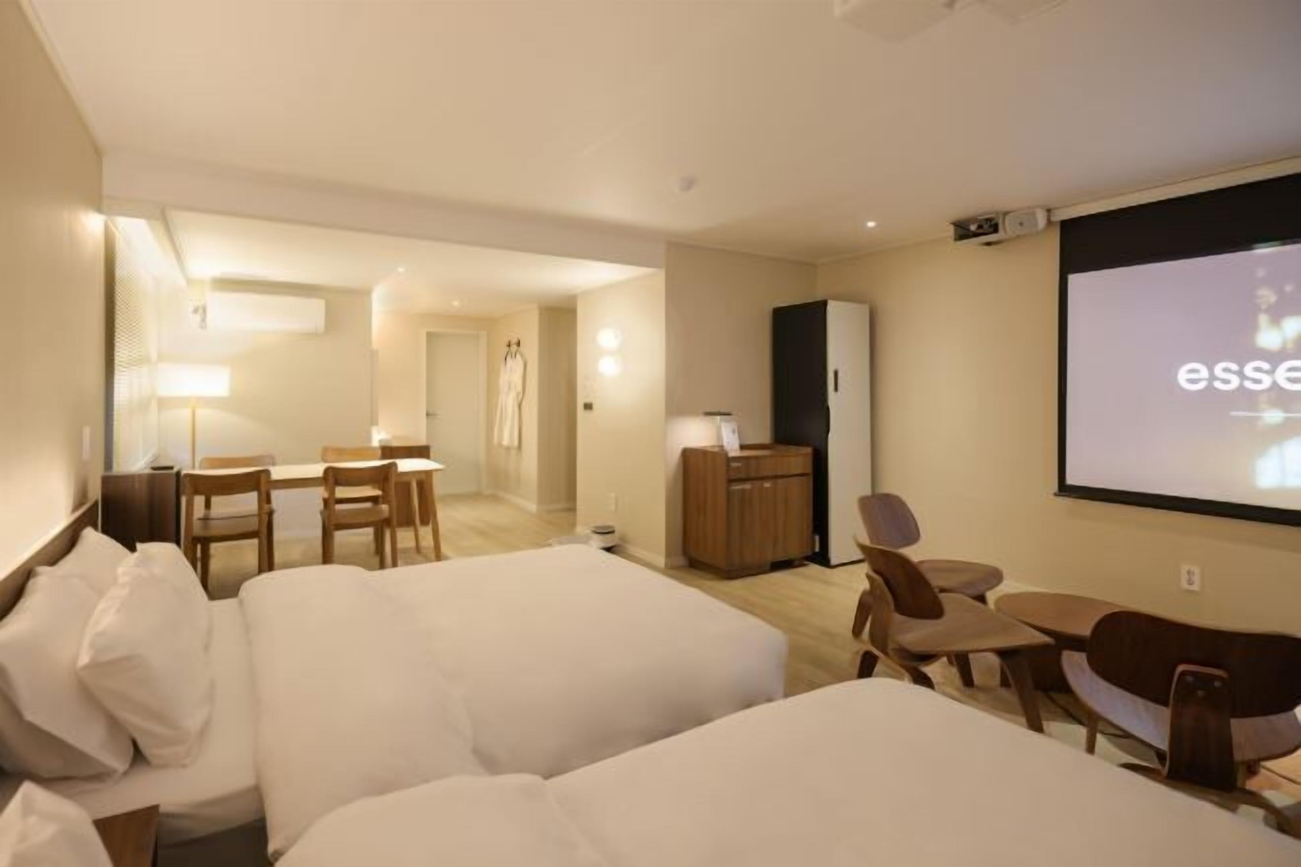 Decoración personalizada, muebles diferentes y wifi gratis 