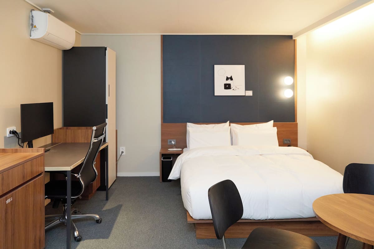 Quarto empresarial | Individualmente decorados, individualmente mobiliados, Wi-Fi de cortesia