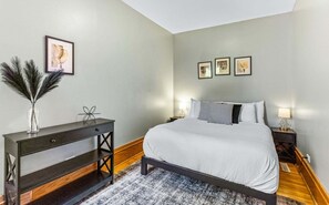 3 slaapkamers, een strijkplank/strijkijzer, gratis wifi, beddengoed
